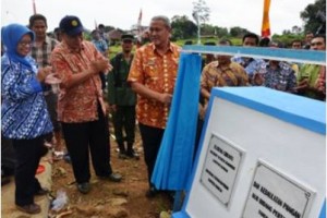 Bupati Kuningan saat menyerahkan bantuan DAK Pertanian.
